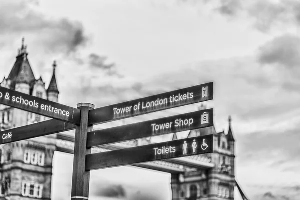 Indicações para pedestres com Tower Bridge como pano de fundo — Fotografia de Stock