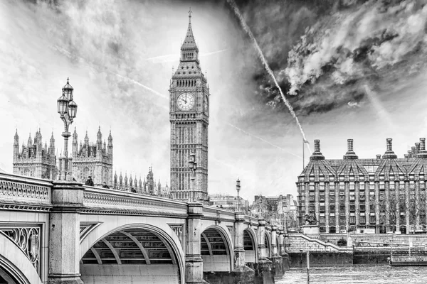 Big Ben med Westminster bridge och EU: S Parlament i London — Stockfoto