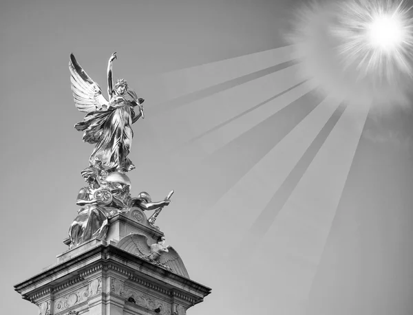 O Memorial Victoria em frente ao Palácio Buckingam Londres, Engl — Fotografia de Stock