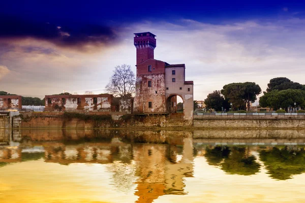 Stará budova nedaleko řeky arno — Stock fotografie