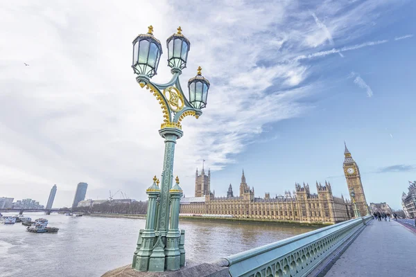 Street Lamp на Вестминстерском мосту с Биг-Беном и Дворцом Уэса — стоковое фото