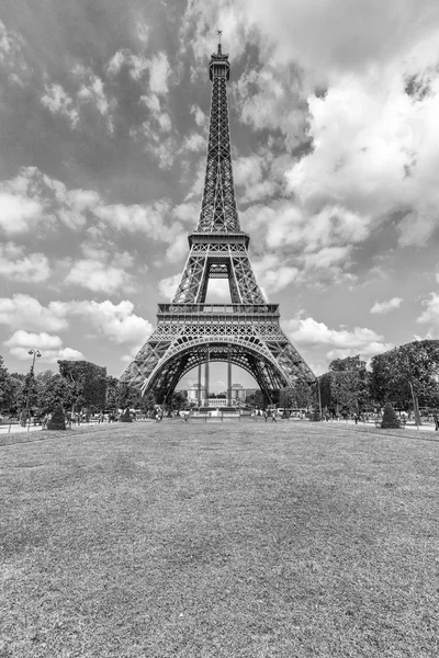 Menara Eiffel mengakhiri kebunnya. — Stok Foto
