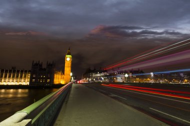 Gece Westminster Köprüsü'nde otobüs