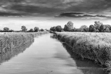 güzel gökyüzü ile Little Nehri