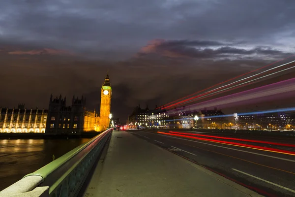 Ônibus em Westminster Bridge à noite — Fotografia de Stock