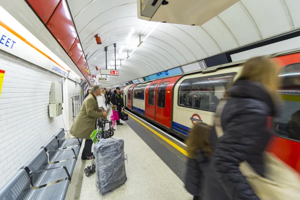 London - Jen 14: inuti utsikt över Londons tunnelbana på Jenuary 14, — Stockfoto