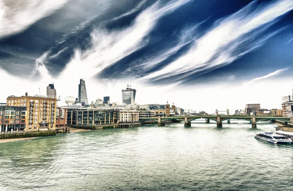 Themen und Londons Skyline — Stockfoto