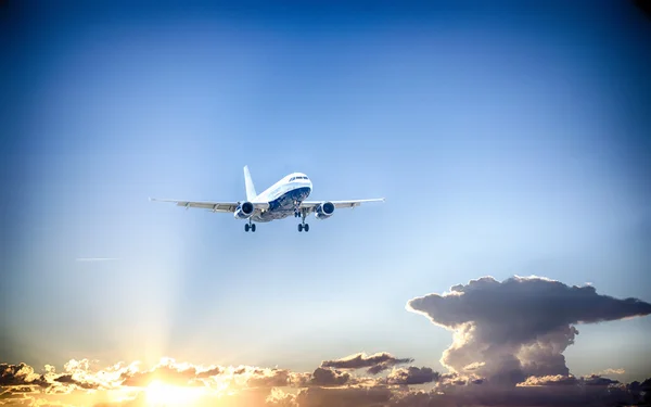 Airbus A-320 during landing — Stock Photo, Image