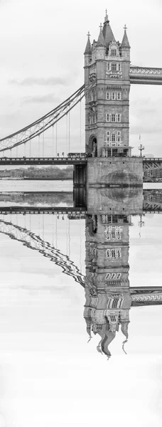 La torre del Tower Bridge si riflette sul fiume — Foto Stock