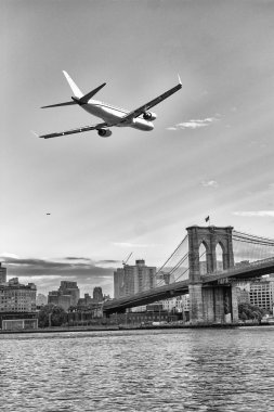 Uçak iniş Brooklyn Köprüsü üzerinde
