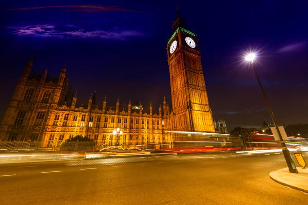 Velkolepý pohled Westminsterského paláce a big ben v noci — Stock fotografie