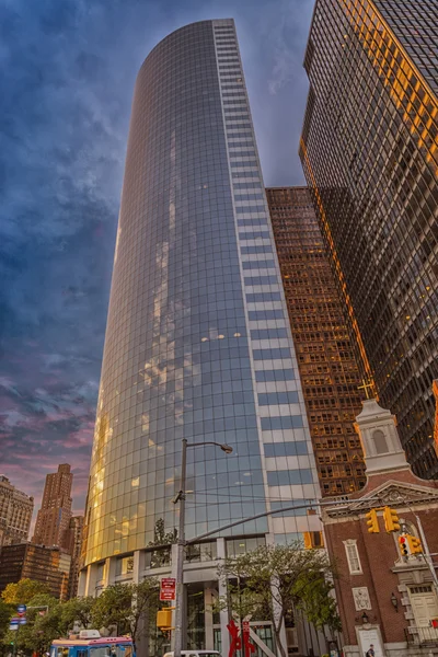 Schöne Aussicht auf den Wolkenkratzer in New York City — Stockfoto