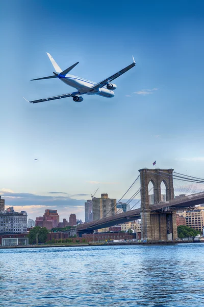 Uçak iniş Brooklyn Köprüsü üzerinde