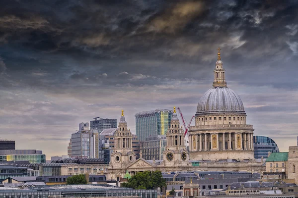 St. Paul Kathedrale mit schönem Himmel — Stockfoto