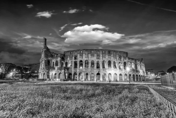 Bella vista sul Colosseo di notte — Foto Stock