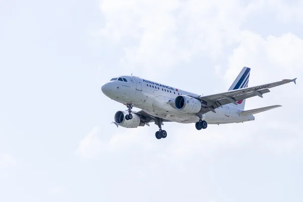 ITALY - FLORENCE SEPTEMBER 02: Air France Airbus A318 приземляется на P — стоковое фото