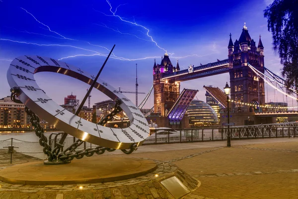 London Bridge by night with bridge open — Stock Photo, Image