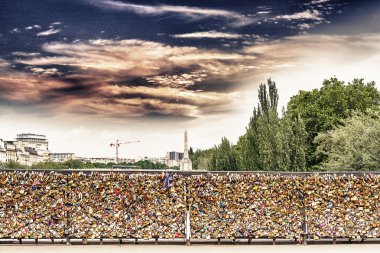 Köprü Paris kilitler