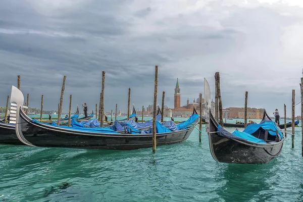 Le gondole con un bel cielo — Foto Stock