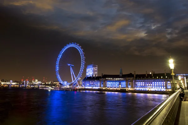 Verlichte Gebouwen Stuurwiel Londen Bij Avondschemering Verenigd Koninkrijk — Stockfoto