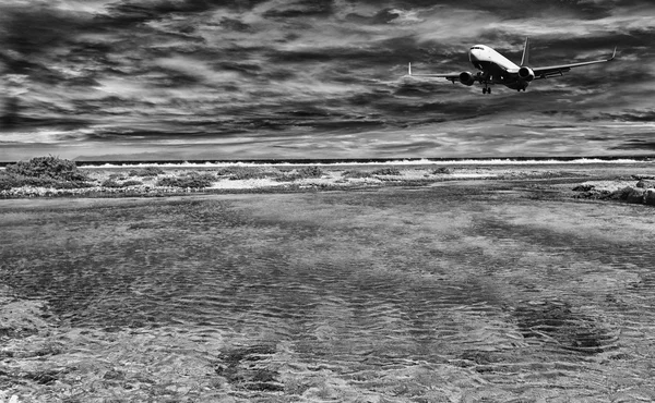 Aterragem Espetacular Avião Abaixo Céu Nublado — Fotografia de Stock