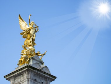 Victoria Anıtı önünde jeneriğinge Palace-Londra, İngiltere .