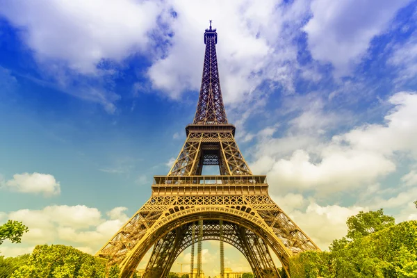 Torre Eiffel Dal Basso Contro Cielo Luminoso Parigi Francia — Foto Stock