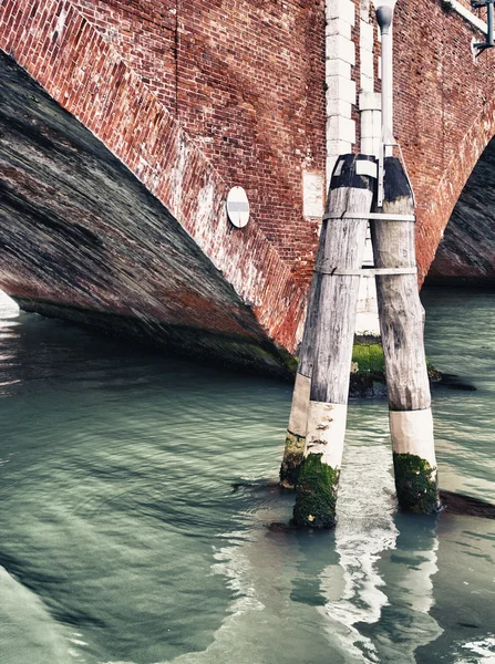 Dřevěné Sloupy Vodě Pod Mostem Cihla — Stock fotografie