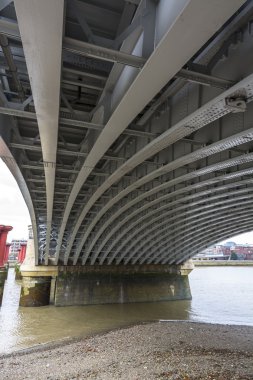 Ağ Köprüsü altında blackfriars Köprüsü, Londra, İngiltere