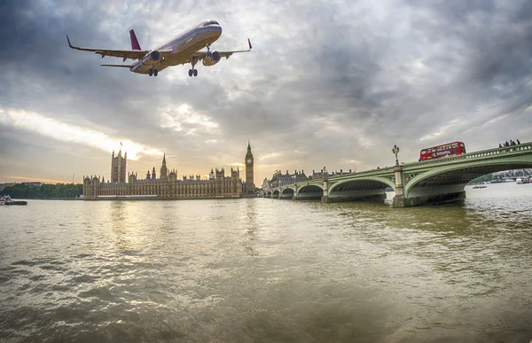 Самолет Летит Облачном Небе Над Лондоном Великобритания — стоковое фото