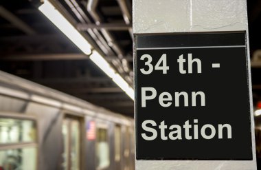 Manhattan New York, New York - 23 Ekim 2015: Penn İstasyonu Metro istasyonunda.
