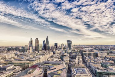 Londra günbatımı. İş modern bölgesi üzerinde göster.