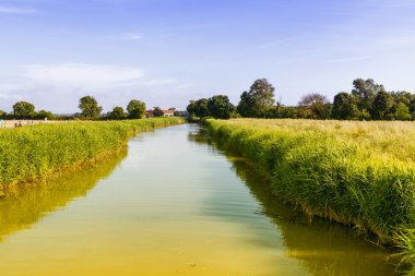 güzel gökyüzü ile Little Nehri.