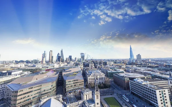 London Skyline Bright Sky Storbritannia – stockfoto