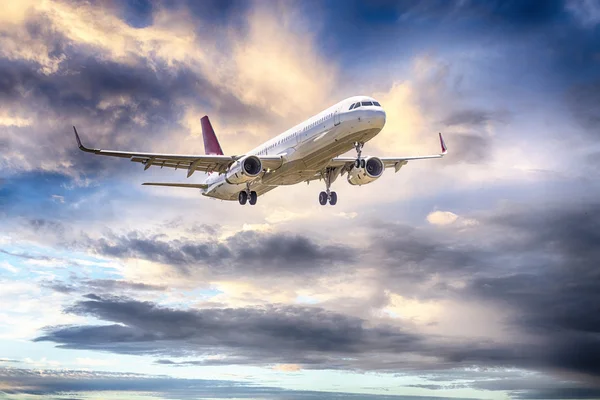 Avião Com Céu Bonito Fundo — Fotografia de Stock