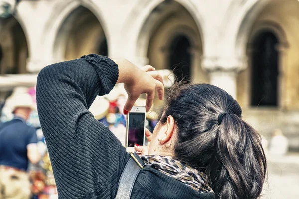 Kobiece Turystycznych Przy Fotografia Wenecji Smartphone — Zdjęcie stockowe