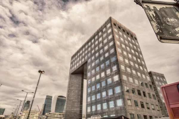 Moderne Bygning London Overskyet Himmel Storbritannien - Stock-foto