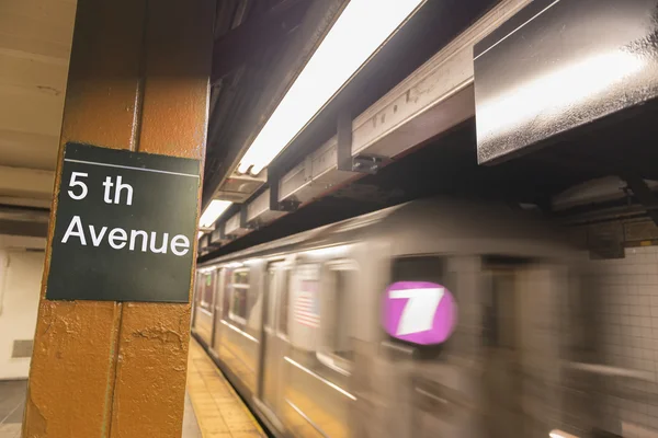 Señal Metro Quinta Avenida Estación Manhattan Nueva York —  Fotos de Stock