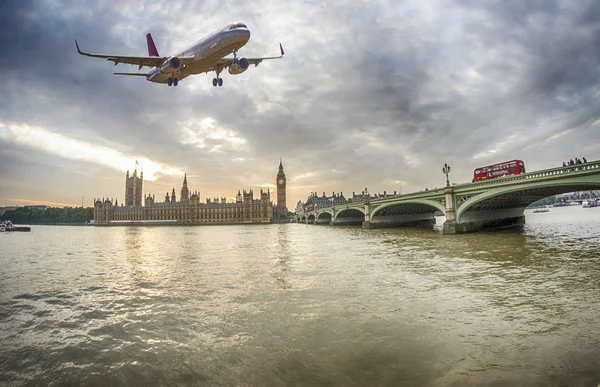 Uçağı ele rive ve şehir, London.New York City, Amerika Birleşik Devletleri