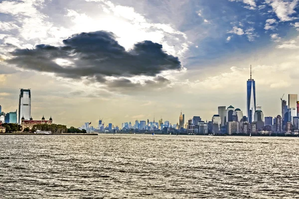 Manhattan Skyline Van Water Onder Bewolkte Hemel New York City — Stockfoto