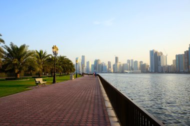 Gün batımında Sharjah şehir panoraması. Birleşik Arap Emira