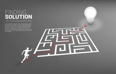Labirentten çıkıp ampulü yakmak için güzergahı olan bir iş adamı silueti. Sorun çözme ve fikir bulma konsepti.