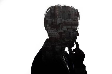 Çift pozlama düşünen iş adamı ve beyaz arka planlı gökdelen şehri. İş ve düşünce kavramı.