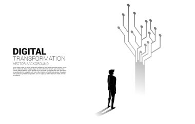 Nokta bağlantı hattı devresinden ağaçla duran iş adamının silueti. İş dünyasının dijital dönüşümü kavramı.