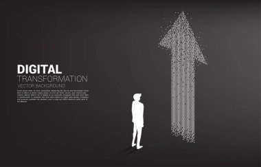 Piksel okla birlikte duran iş adamının silueti. İş dünyasının dijital dönüşümü kavramı.