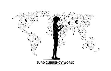 Silüet adam cep telefonu dünya haritasını para ve avro para birimi simgesi çokgeni ile bağlantılı olarak kullanır. Euro bölgesinde finansal ağ bağlantı teknolojisi kavramı.