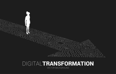 Bir iş kadınının silueti oka basılı, nokta bağlantılı devre kartı tarzında. İş dünyasının dijital dönüşümü kavramı.