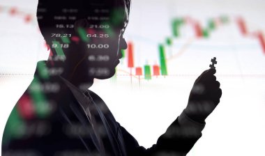 İşadamının çifte Maruziyet Silueti borsa fiyat grafiğiyle yapboz tutuyor. İş ve finansman ekonomisi kavramı.