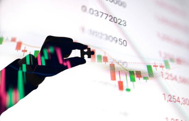 Borsa fiyatları grafiğiyle el yapbozunun çift pozlu silueti. İş ve finansman ekonomisi kavramı.