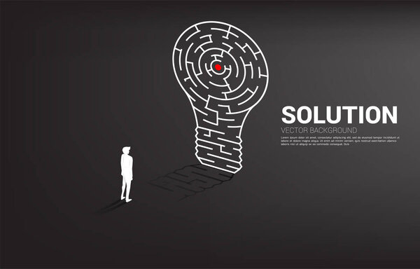 Силуэт бизнесмена, стоящего с лампочкой из лабиринта. Бизнес-концепция для решения проблем и поиска идей.